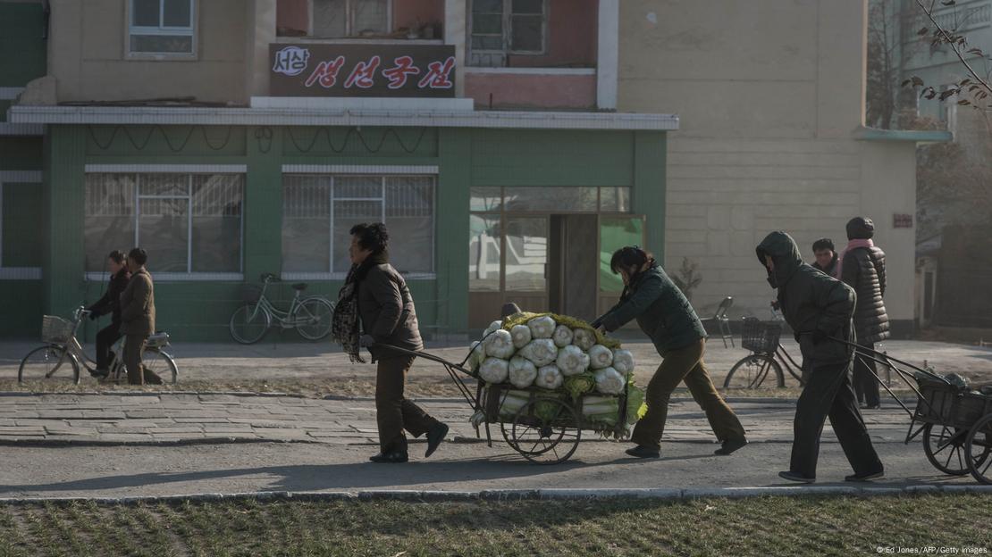 Севернокорейци с колички със зеле