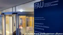 Ein junger Mann betritt den Eingangsbereich des Bereichs Informatik der Friedrich-Alexander-Universität Erlangen-Nürnberg (FAU). (zu dpa «Uni Erlangen schließt chinesische Staatsstipendiaten aus») +++ dpa-Bildfunk +++