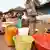 Sierra Leone I Kinder pumpen sauberes Wasser in Schüsseln und Kanister,