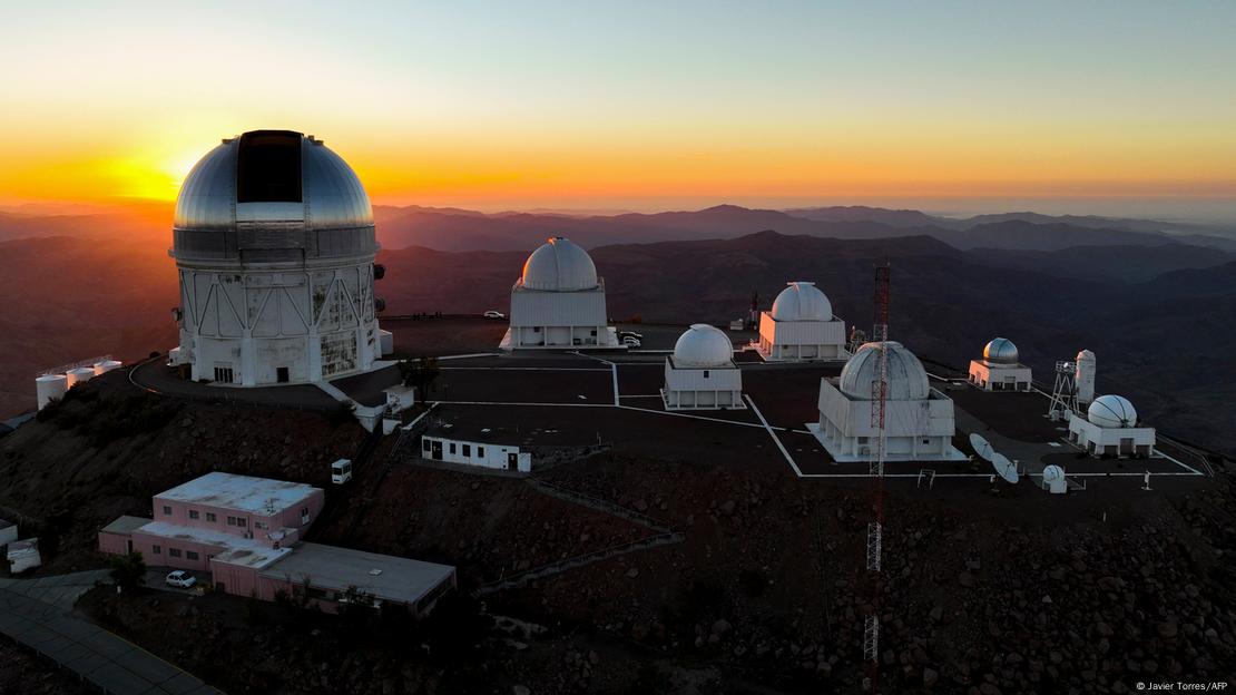 Imazh i fotografuar nga lart në kohën e perëndimit të diellit i kompleksit të Observatorit Vera Rubin në Kili me kameran më të madhe digjtale në botë, e cila filmon me rezolucion të lartë qiellin. Imazh i fotografuar nga lart në kohën e perëndimit të diellit i kompleksit të Observatorit Vera Rubin në Kili me kameran më të madhe digjtale në botë, e cila filmon me rezolucion të lartë qiellin.