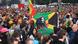 Bandera con la figura de Bob Marley en una manifesatción en Varsovia por la legalización del cannabis en Polonia.