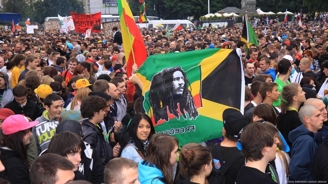 Bandera con la figura de Bob Marley en una manifesatción en Varsovia por la legalización del cannabis en Polonia. Bandera con la figura de Bob Marley en una manifesatción en Varsovia por la legalización del cannabis en Polonia.
