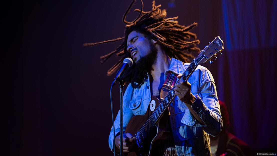 Kingsley Ben-Adir interpretando a Bob Marley en "One Love". Kingsley Ben-Adir interpretando a Bob Marley en "One Love".
