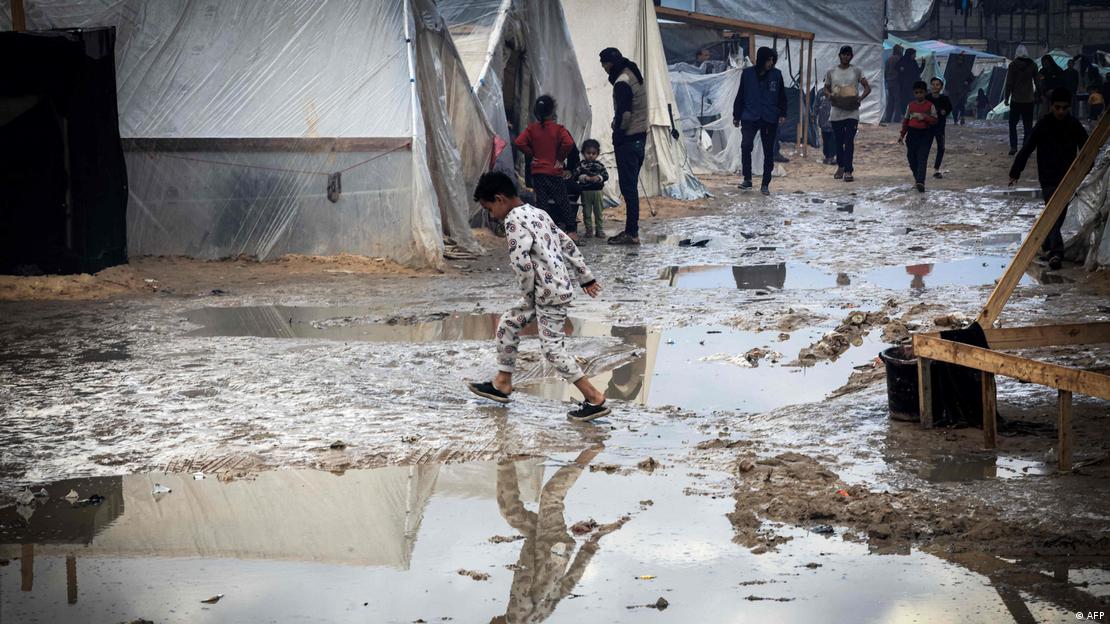 Neki od šatora izbjeglica su u blatu, kao što popkazuje ova fotografija, napravljena  2. januara u Rafahu