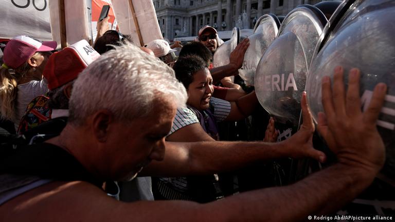 Los opositores a la Ley Ómnibus se concentraron durante la jornada en las afueras del Congreso en Buenos Aires, donde la calma se interrumpía con forcejeos entre manifestantes y uniformados.