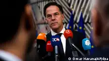01.02.2024, Belgien, Brüssel: Mark Rutte, Ministerpräsident der Niederlande, hört sich eine Frage an, während er mit Journalisten spricht, als er zu einem EU-Gipfel ankommt. Die Staats- und Regierungschefs der Europäischen Union treffen sich zu einem eintägigen Gipfel, um die Überarbeitung des mehrjährigen Finanzrahmens 2021-2027 zu erörtern, einschließlich der Unterstützung für die Ukraine. Foto: Omar Havana/AP/dpa +++ dpa-Bildfunk +++