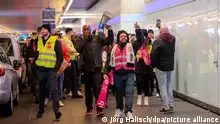 01.02.2024, Hessen, Frankfurt/Main: Die streikenden laufen mit der Demonstration durch das Flughafengebäude. Die Gewerkschaft Verdi hat die Belegschaften der privaten Sicherheitsunternehmen an elf Flughäfen zu einem ganztägigen Warnstreik aufgerufen. Foto: Jörg Halisch/dpa +++ dpa-Bildfunk +++