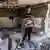 Ein junger Mann in einem zerstörten Haus im Nordwesten Syriens 