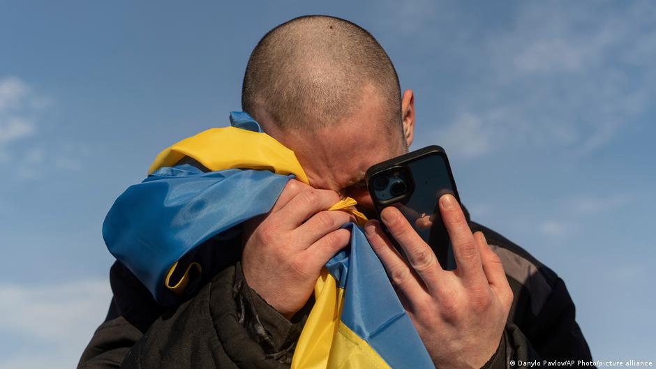 Ukrajinski ratni zarobljenik zove porodicu nakon puštanja na slobodu, fotografija je snimljena 31. januara 2024. na ukrajinsko-ruskoj granici tokom razmene zarobljenika