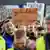 Almanya'da "İyi işe iyi ücret" pankartı taşıyan havalimanı çalışanları.