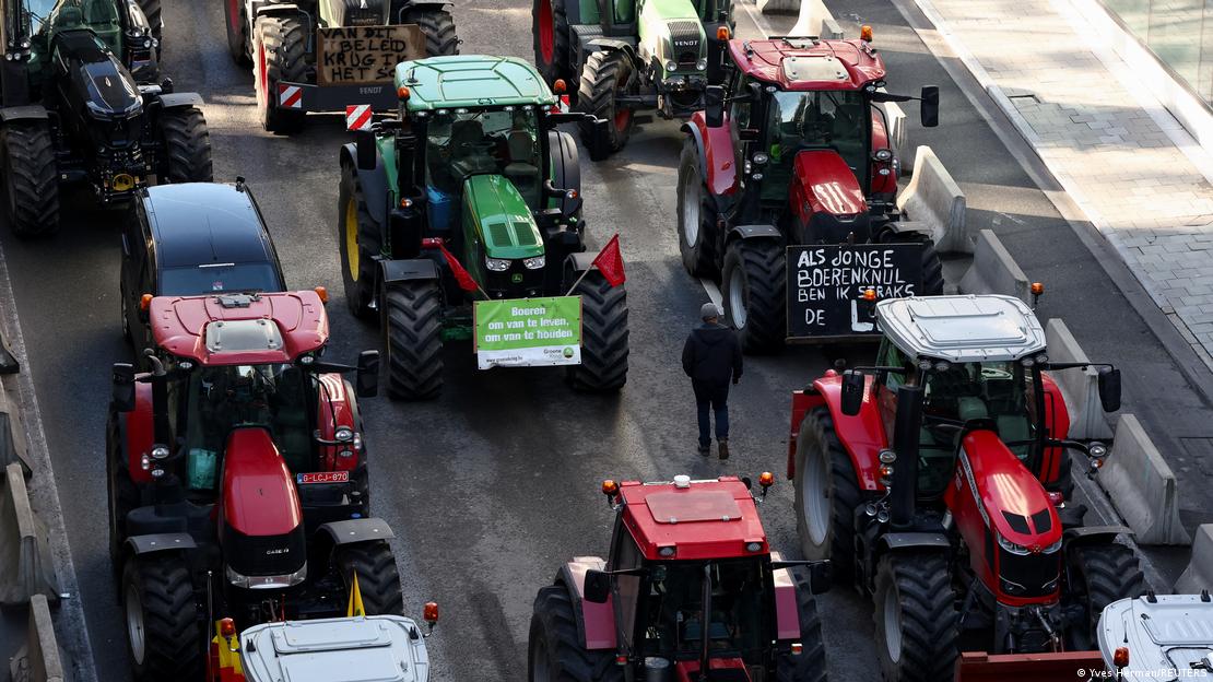 Αγρότες διαμαρτύρονται στις Βρυξέλλες