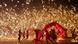 Atores realizam uma dança do dragão de fogo sob uma chuva de ferro derretido. Atores realizam uma dança do dragão de fogo sob uma chuva de ferro derretido.