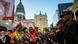 Manifestantes se plantan frente a un cordón policial en las afueras del Congreso.