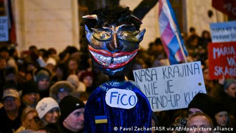 In der Slowakei demonstrierten Zehntausende Menschen gegen die Regierung des linksnationalen Ministerpräsidenten Robert Fico.