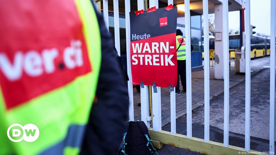 Deutsche Gewerkschaft kündigt weitere Streiks im öffentlichen Nahverkehr an – DW – 23.02.2024