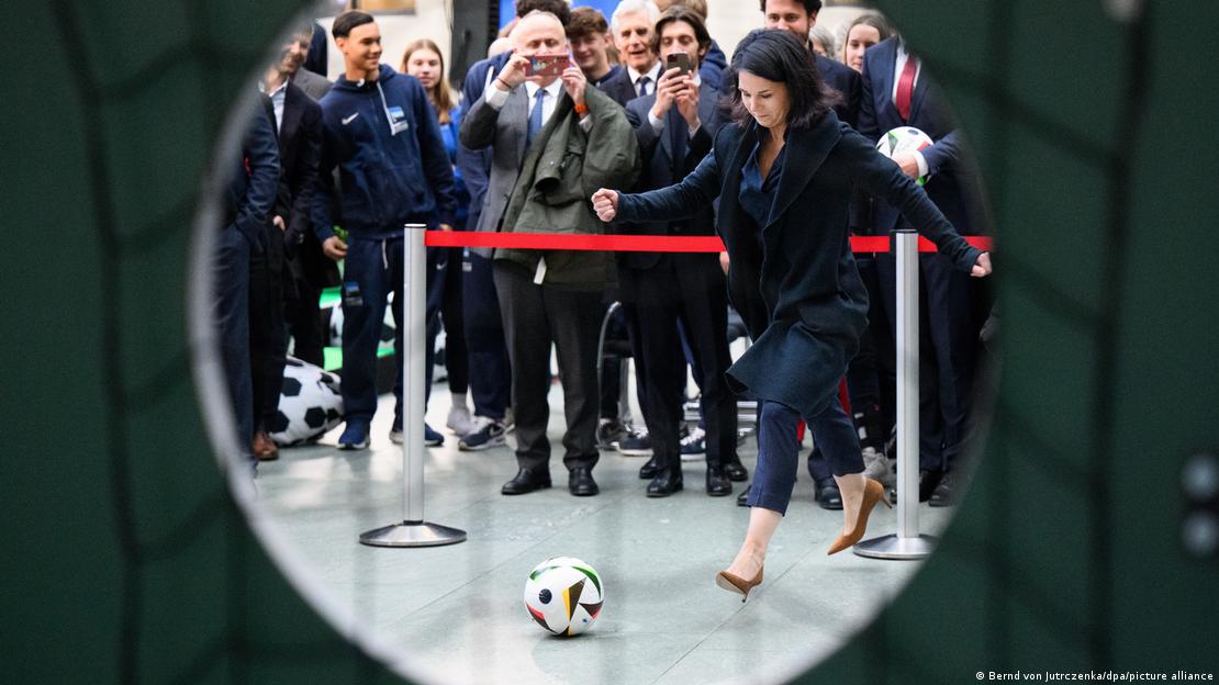 EURO 2024 - početni udarac u Ministarstvu spoljnih pslova - Adidas očigledno ne oprema ni ministarku Analenu Berbok