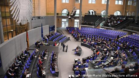 Die Abgeordneten im deutschen Bundestag debattieren aktuell über weitere Unterstützung der Ukraine (Archivbild)