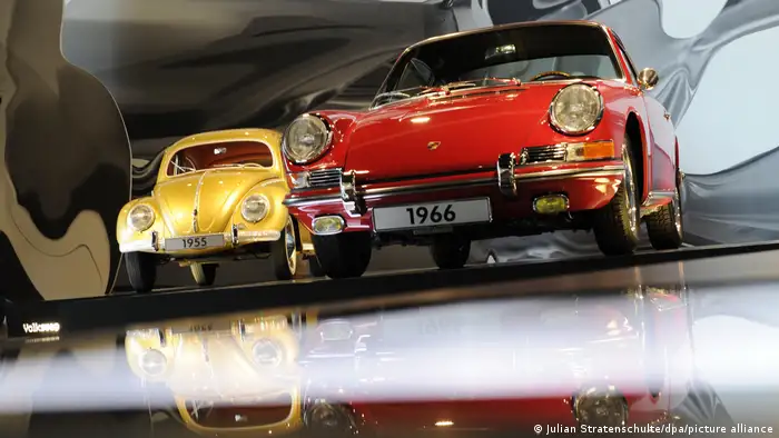 Volkswagen und Porsche im Zeithaus in der Autostadt Wolfsburg, Deutschland