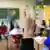 Njemačka učionica sa đacima koji podižu ruku da se jave