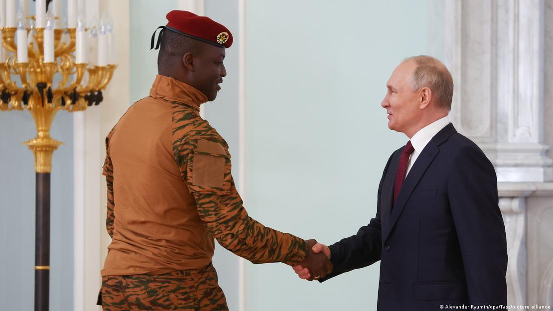 San Petersburgo: el presidente Putin y el presidente de Burkina Faso, Traore, se dan la mano en el Palacio Constantino.