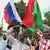 Burkina Faso Demonstranten mit Nationalflagge und der Flagge Russlands