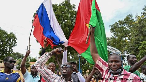 Les partisans d'Ibrahim Traore, brandissent les drapeaux nationaux du Burkina Faso et de la Russie lors d'une manifestation près du siège de la radio et de la télévision nationale (RTB) à Ouagadougou, le 6 octobre 2022
