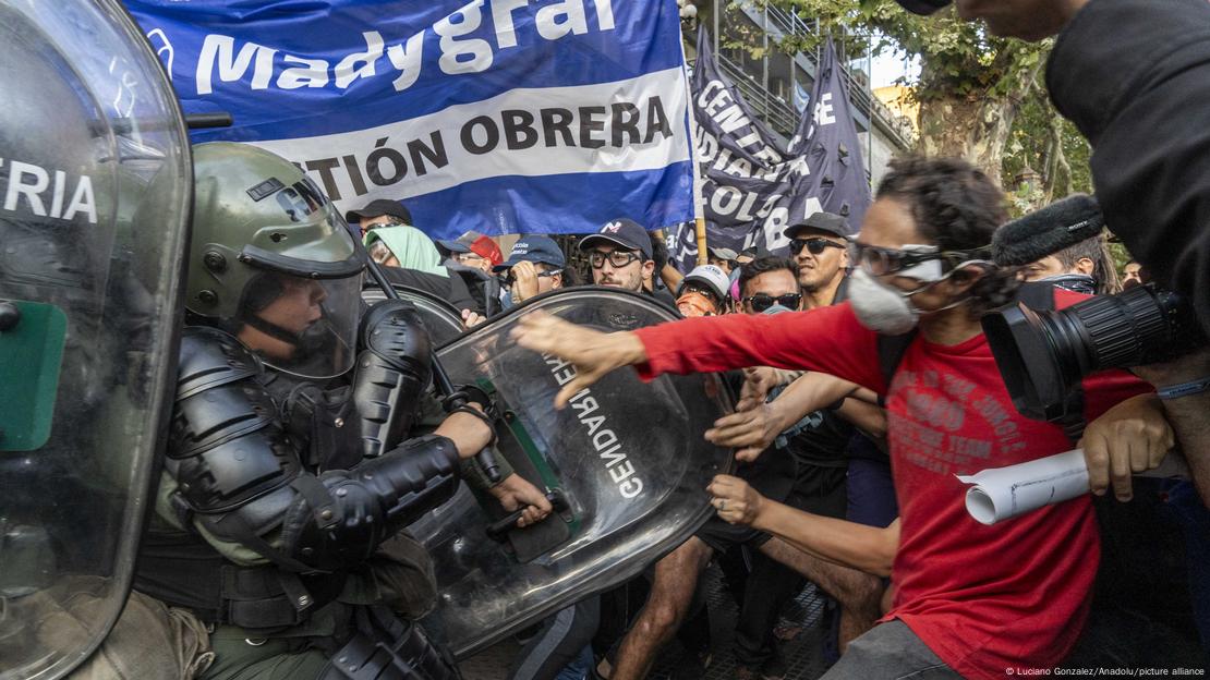 Buenos Aires police clash with anti-Milei protesters