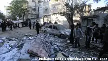 03/02/2024 *** Palästinenser inspizieren die Verwüstung, die ein israelischer Bombenangriff verursacht hat, bei dem zwei Häuser der Familien Al-Hams und Hijazi zerstört wurden und mindestens 14 Menschen ums Leben kamen. +++ dpa-Bildfunk +++
