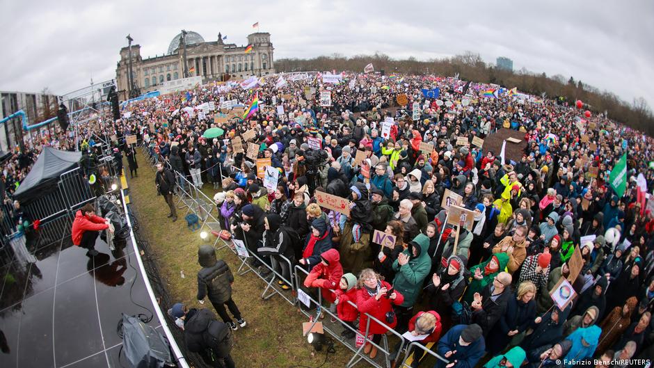Germany: Thousands crowd central Berlin to protest far right