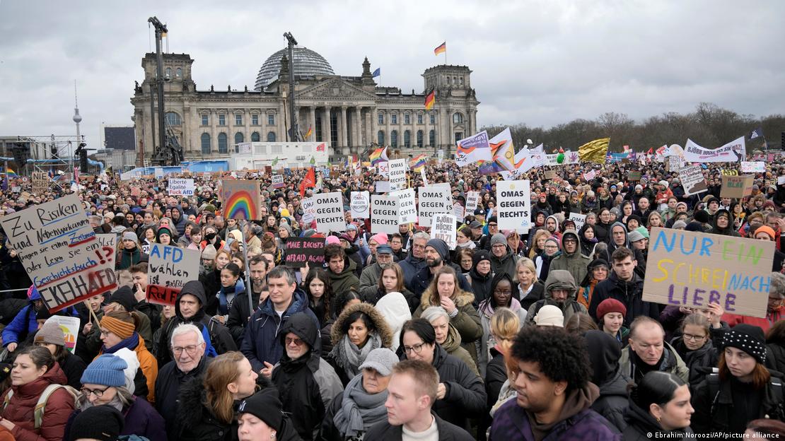 Manifestantes com placas em frente ao Bundestag