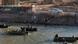 US-Nationalgardisten halten von Booten auf dem Rio Grande aus eine Gruppe von Migranten am Ufer in Eagle Pass im Blick US-Nationalgardisten halten von Booten auf dem Rio Grande aus eine Gruppe von Migranten am Ufer in Eagle Pass im Blick