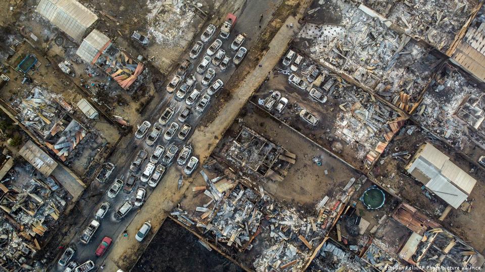 Una imagen aérea muestra decenas de autos calcinados que yacen en en una calle después de que uno de los incendios forestales alcanzara y acabar con las casas del barrio Villa Independencia en Viña del Mar.