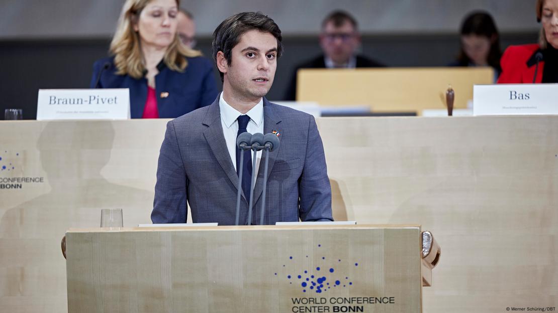 Gabriel Attal am Rednerpult im Saal des World Conference Center Bonn, dem ehemaligen Plenarsaal des Bundestages, zur Deutsch-Französischen Parlamentarischen Versammlung