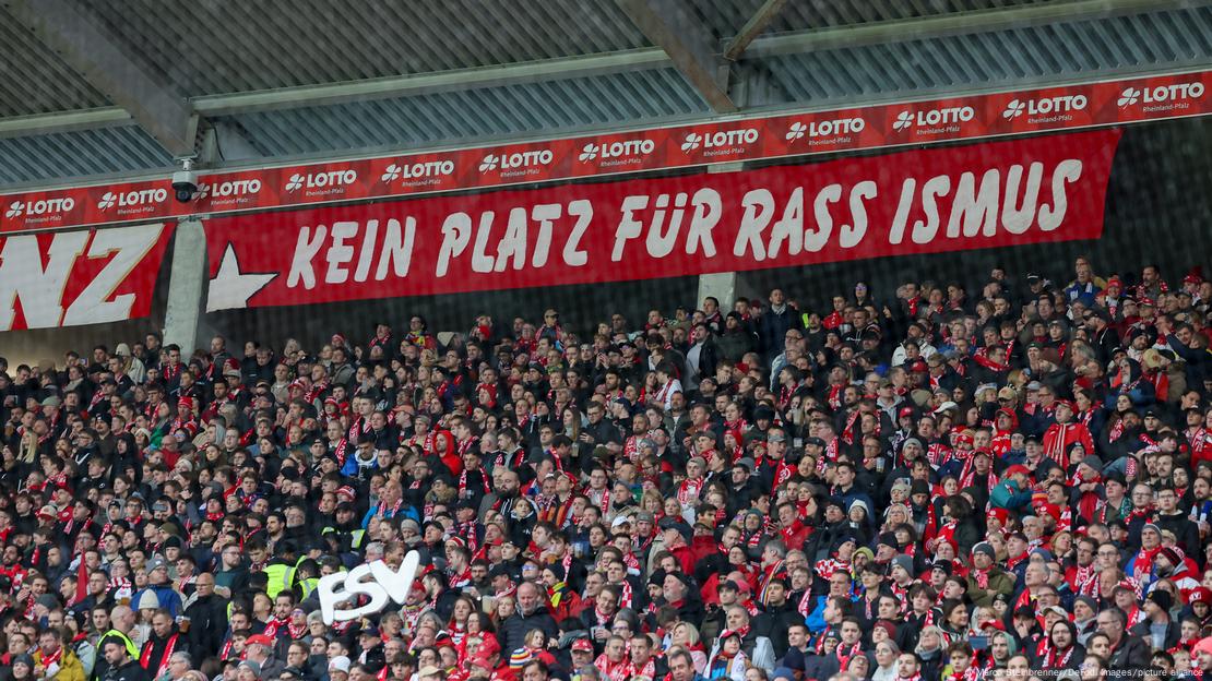 Transparent "Kein Platz für Rassismus" über der Fankurve der Anhänger des FSV Mainz 05