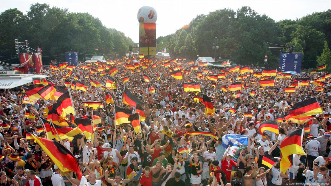 Fußballfans mit Deutschland-Fahnen auf der Fanmeile in Berlin (Archivbild)