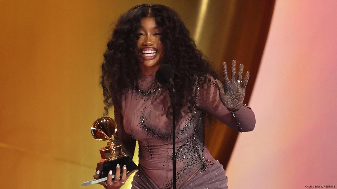 SZA accepts the award for best R&B song SZA accepts the award for best R&B song