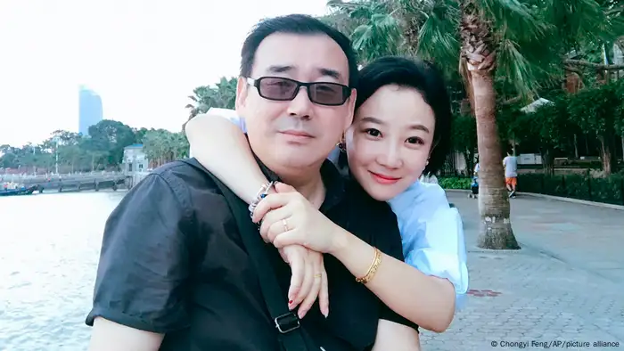 图为澳大利亚华裔作家杨恒均与妻子袁小靓。（资料照）