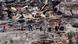 Los lugareños limpian los escombros de las casas quemadas después de que los incendios forestales llegaran a su barrio en Viña del Mar. Los lugareños limpian los escombros de las casas quemadas después de que los incendios forestales llegaran a su barrio en Viña del Mar.