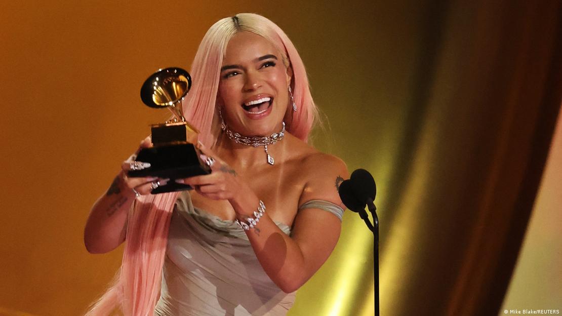 La colombiana Karol G fue otra de las mujeres premiadas de la noche. La colombiana Karol G fue otra de las mujeres premiadas de la noche.