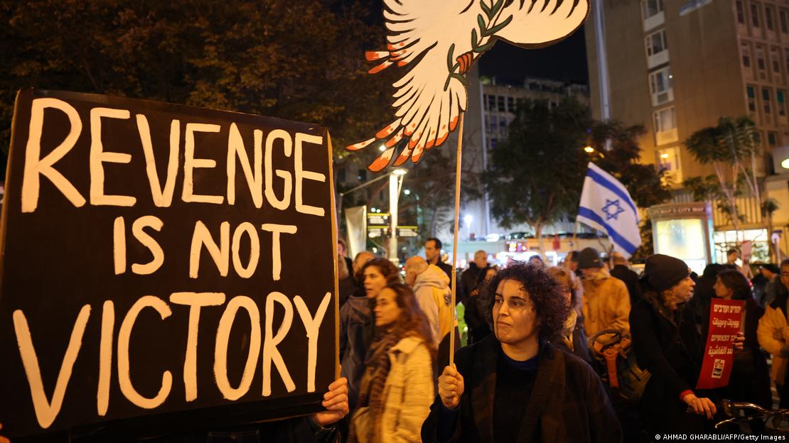 İsrail’de solcu aktivistlerin Gazze savaşına son verilmesi için gerçekleştirdikleri bir yürüyüş.
