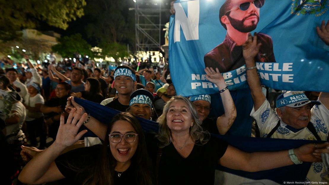 Multidão com cartazes mostrando presidente salvadorenho, Nayib Bukele