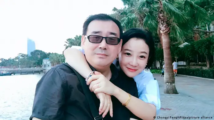 澳籍华裔作家杨恒均今年2月初被判死缓，其家属称他已放弃上诉权利，理由是对中国司法制度缺乏信心，且担心提出上诉反而耽误就医。图为杨恒均与妻子的合影。（资料照）