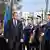 Savezni ministar obrane Boris Pistorius prolazi ispred kosovskih vojnika u plavim odorama s uzdignutim puškama, okrenutim u zrak 
