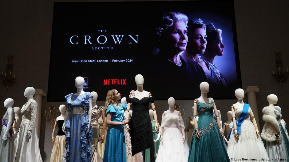 "The Crown": Kutsche und Kostüme unterm Hammer