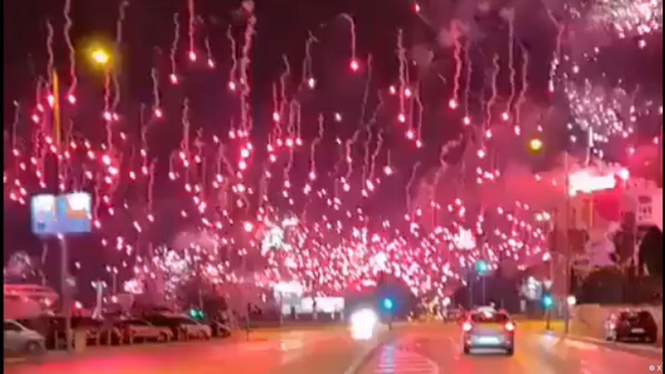Image accompanying Das Video wurde angeblich am Sonntagabend in El Salvador aufgenommen, nachdem sich der amtierende Präsident noch vor Auszählung aller Stimmen zum erneuten Siege