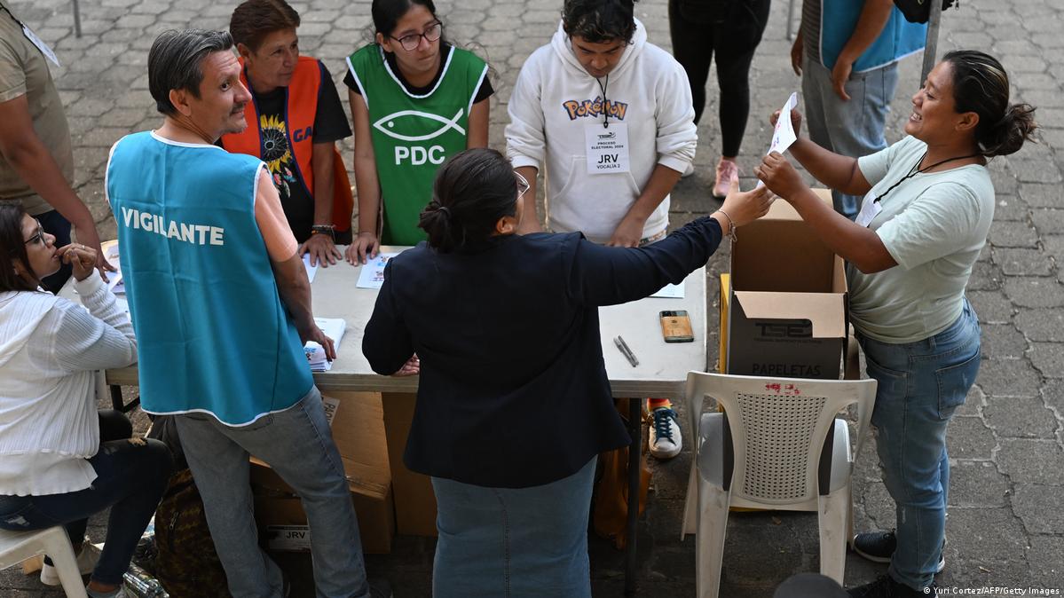 OEA cuestiona "lento" recuento de votos en El Salvador DW 07/02/2024