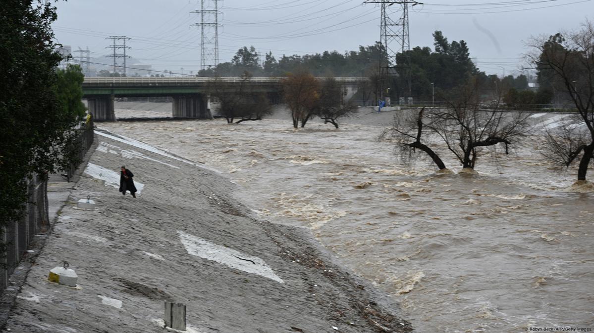 California storms Flooding, mudslides kill 3 people DW 02/06/2024