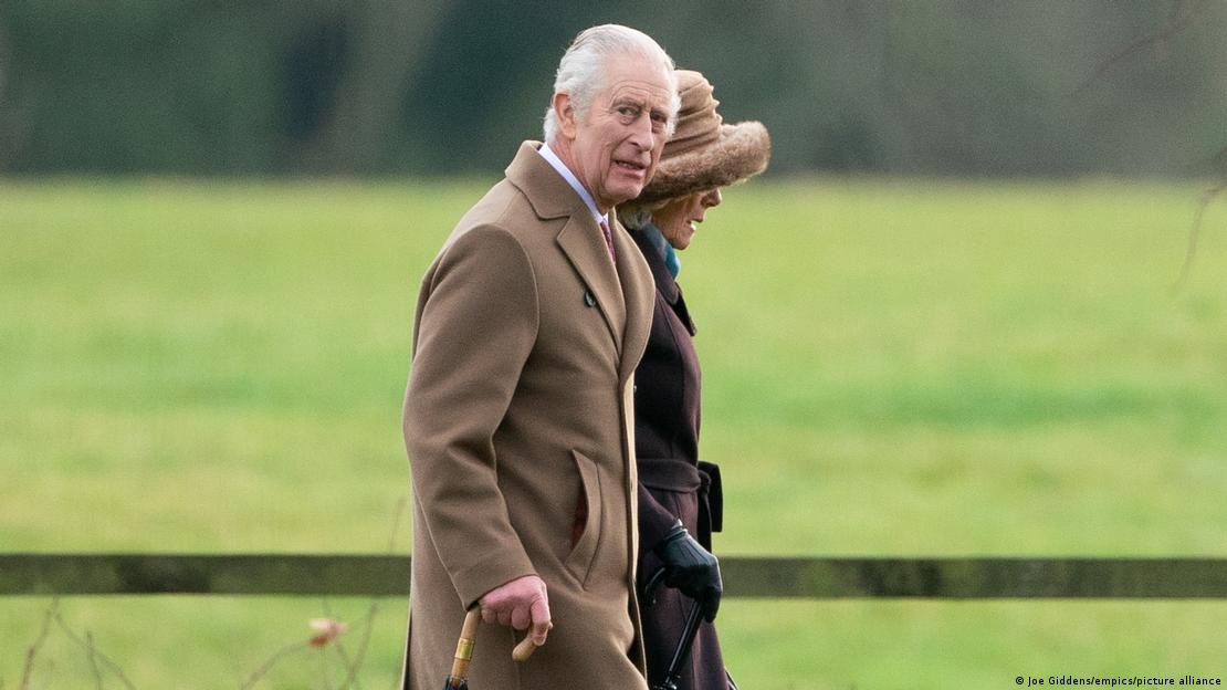Mbreti Charles dhe mbretëresha Camilla duke ecur në park