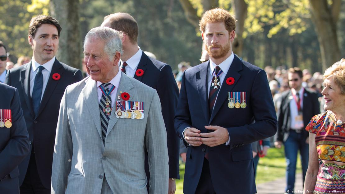 Charles e Harry em meio a outros homens