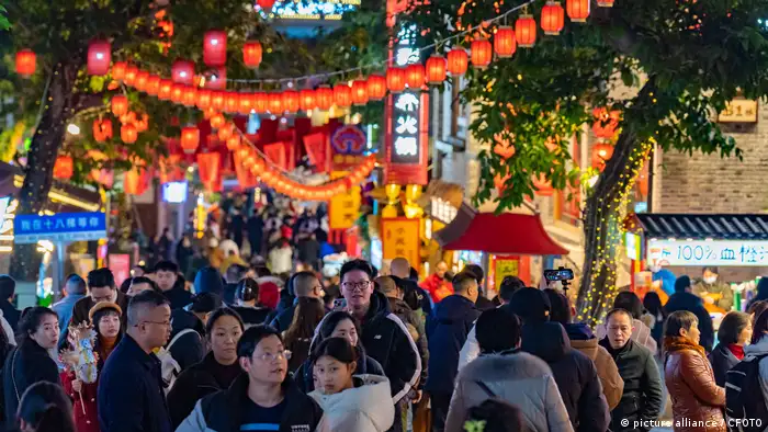中国官方表示，春节期间出游潮推动了国内服务性商品需求。图为2月5日重庆的出游人潮。（资料照）